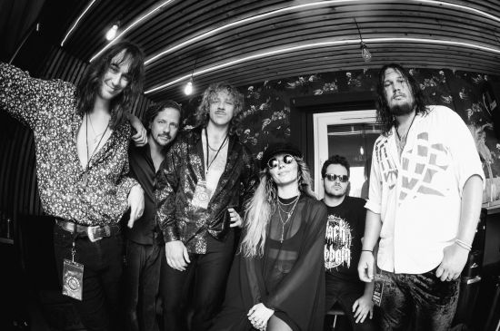 Parker Barrow lanzan nuevo single 'Novocaine' durante su primera gira europea.